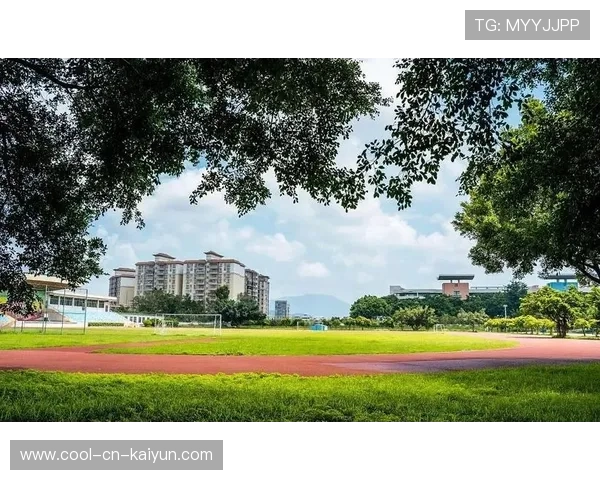琑队如何建立青训课程的职业导向与升学通路，如何进入青训体系